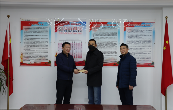 集團公司黨委委員、副總經(jīng)理胡新付到公司走訪慰問